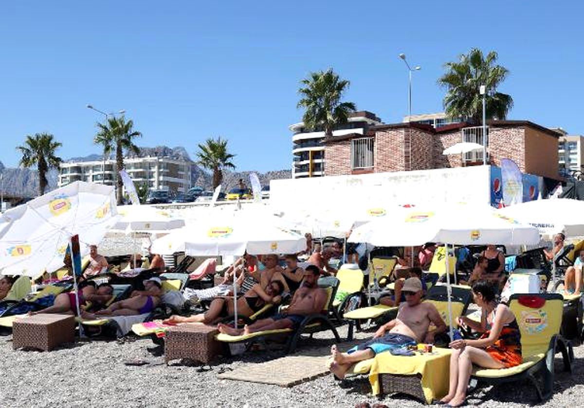 Antalya\'da Piknik Alanları ve Sahiller Bayram Tatilinde Dolup Taştı
