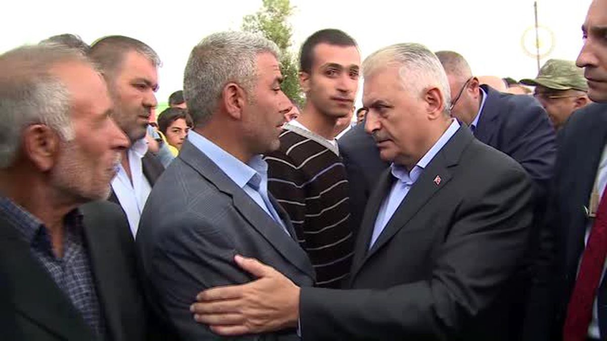 Başbakan Yıldırım, Doğubayazıt\'ta Şehit Korucuların Ailelerine Taziyede Bulundu (5)