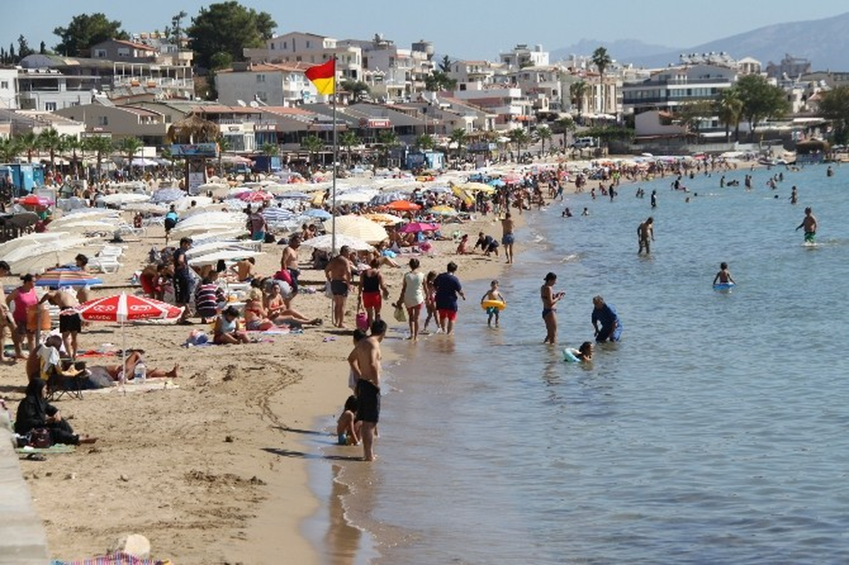 Didim\'de Tatilciler Eylül\'de Denizin Tadını Çıkarıyor