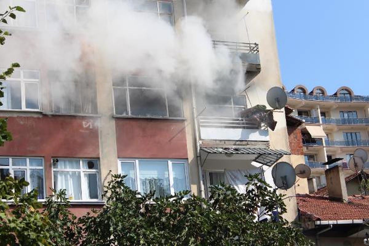 Evde Yangını Çıkardığı İddiasıyla Oğlunu Dövmeye Kalktı