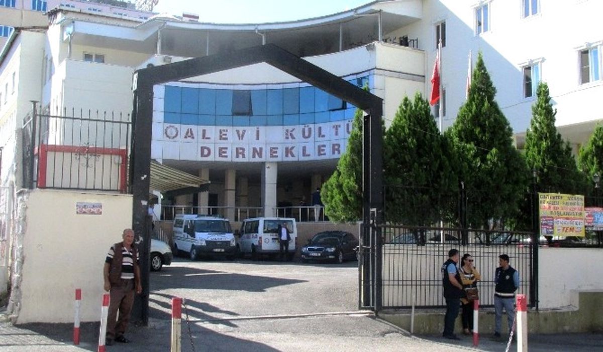 Gaziantep Valisi, Bombalı Eylem İhbarı Yapılan Cemevi\'ni Ziyaret Etti