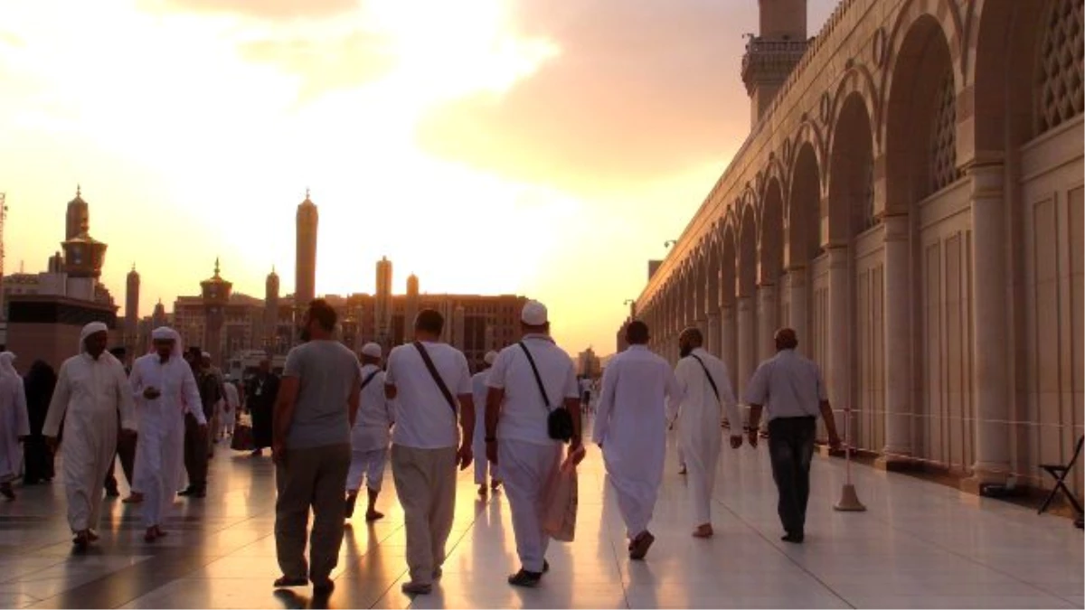 Hacılar, Medine\'deki Kutlu Mekanları Ziyaret Ediyor