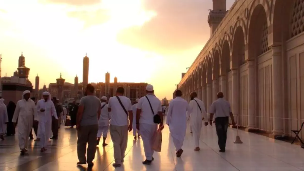 Hacılar, Medine\'deki Kutlu Mekanları Ziyaret Ediyor