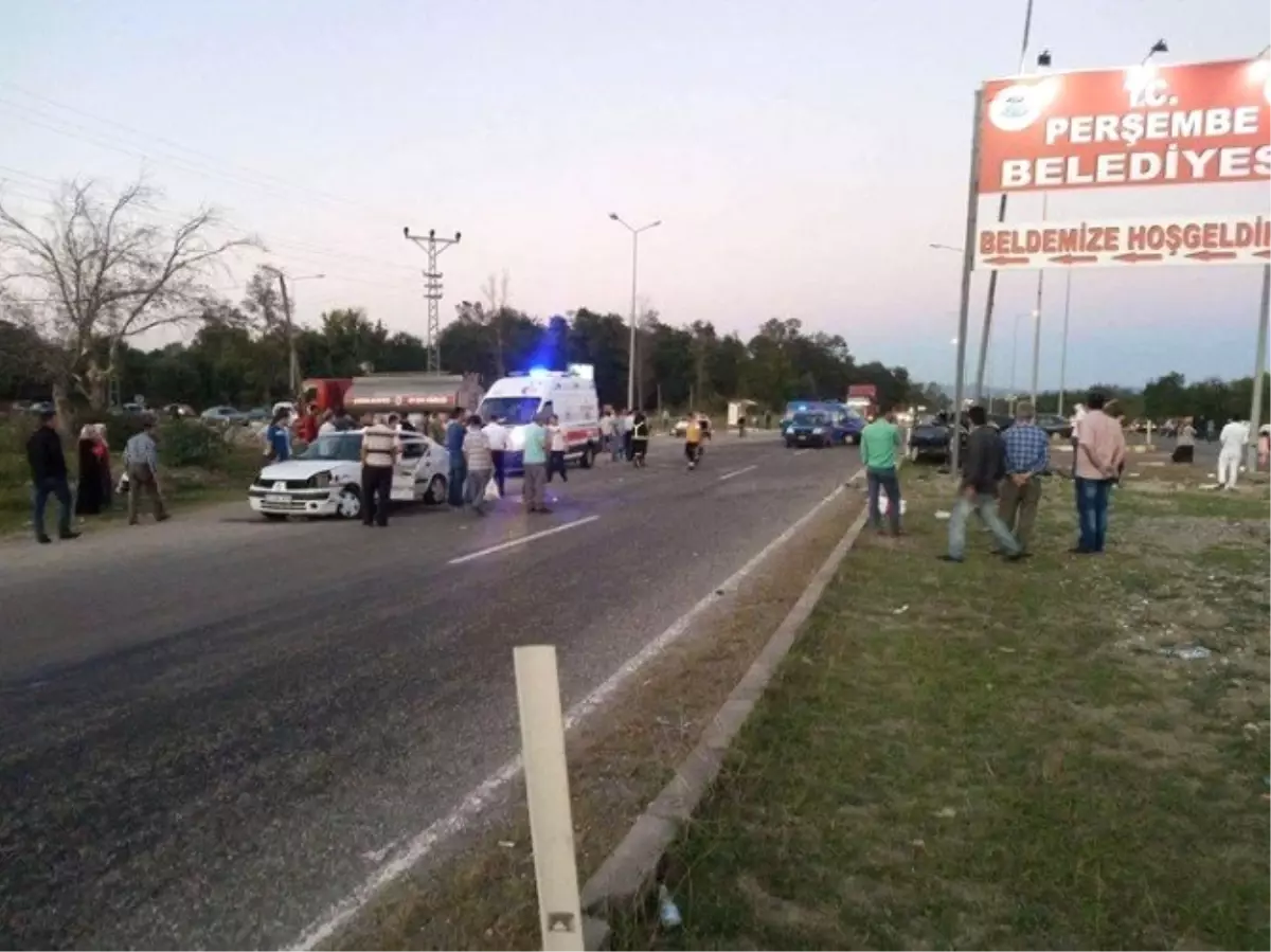 Kavşakta İki Otomobil Birbirine Girdi: 3\'ü Ağır, 9 Yaralı