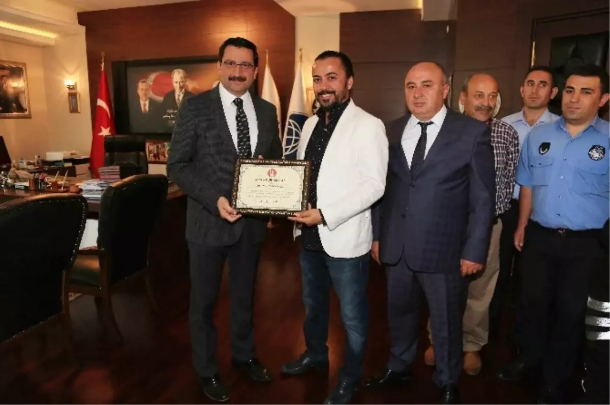 Keçiören\'in Gururu Kuaför, Başkan Ak\'ı Ziyaret Etti