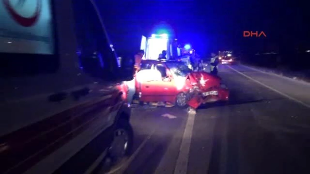 Konya-Hafif Ticari Araç ile Otomobil Çarpıştı: 11 Yaralı