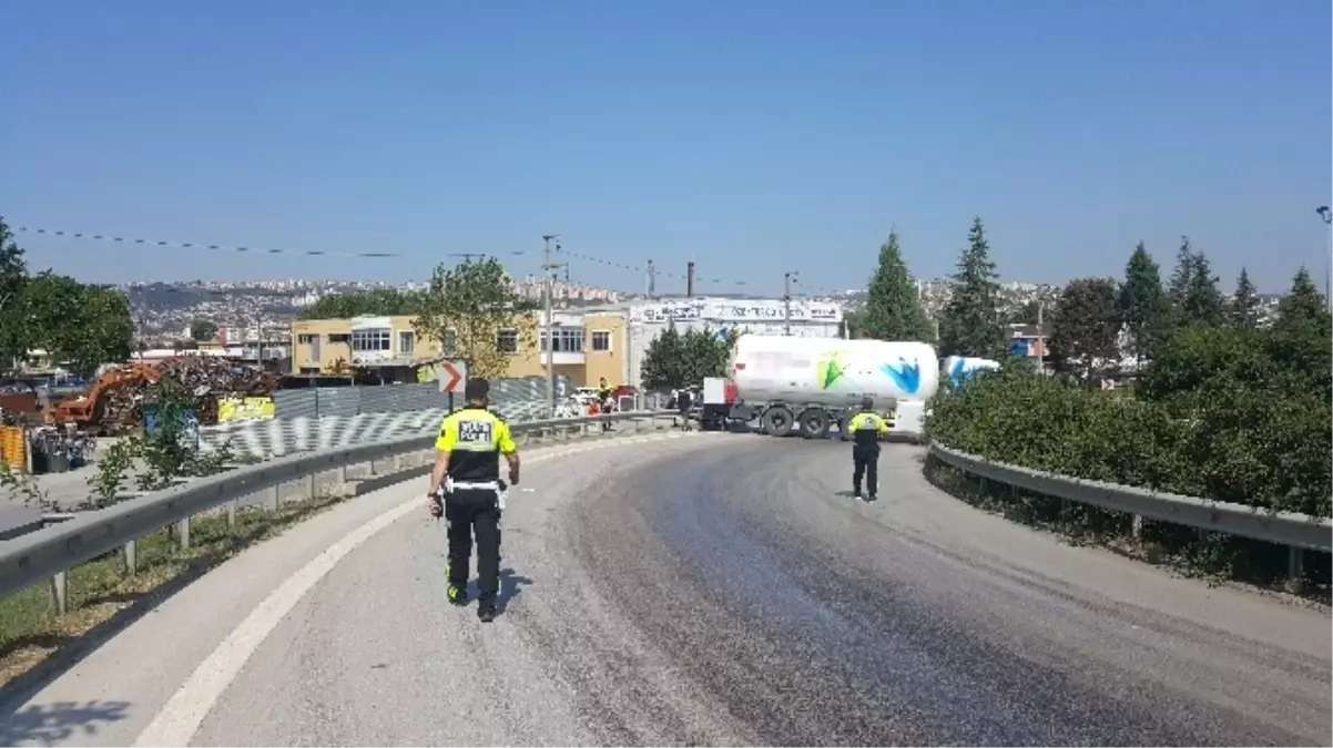 Lpg Tankeri Yola Dökülen Yağ Sebebiyle Kontrolden Çıktı