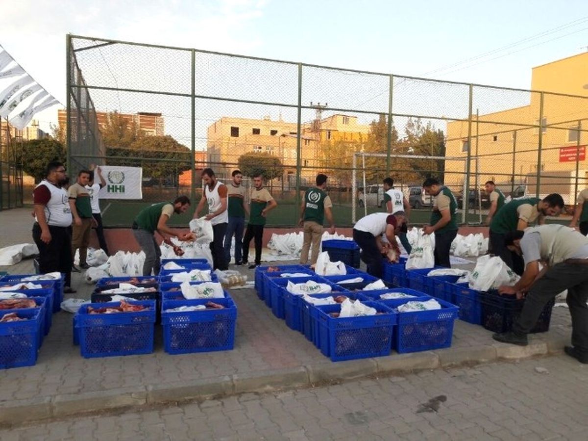 Şanlıurfa\'da 3 Bin 100 Aileye Kurban Eti ve Bayramlık Elbise