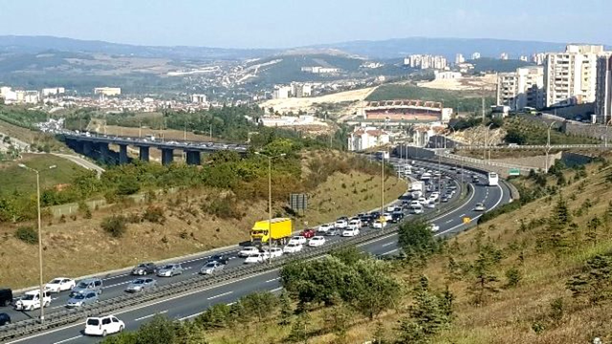 Tem\'de İstanbul\'a Dönüş Yoğunluğu Sürüyor