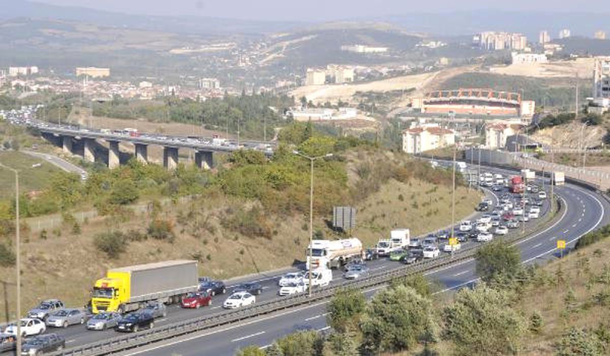 Tem Otoyolu\'nda Tatilci Yoğunluğu (2)