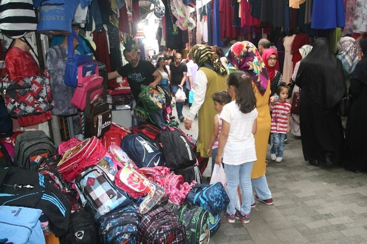 Trabzon\'da Çarşı Pazarda Okul Hareketliliği