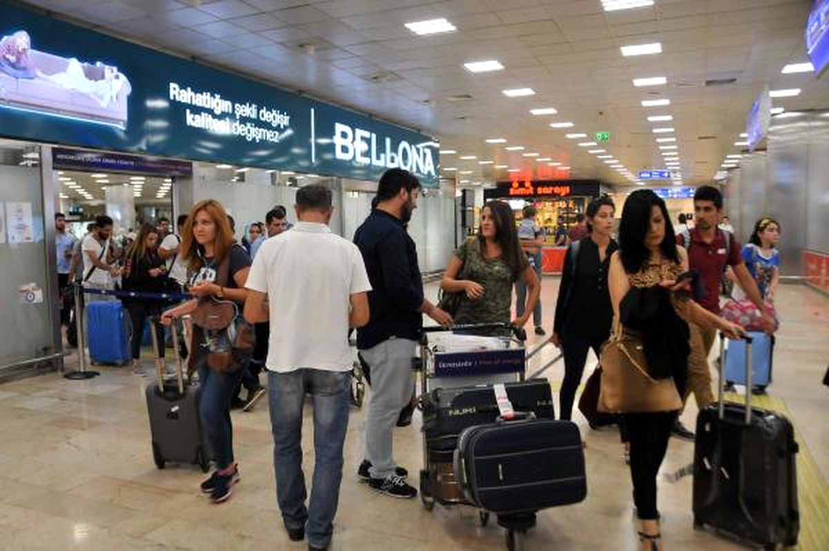 Atatürk Havalimanı\'nda Tatil Dönüşü Yoğunluğu