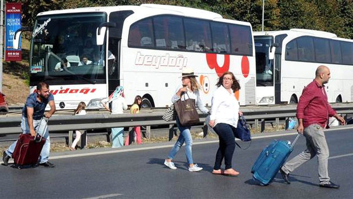 Bayram Dönüşü Yoğunluğu, Yolcuları da Şoförleri de Çileden Çıkardı