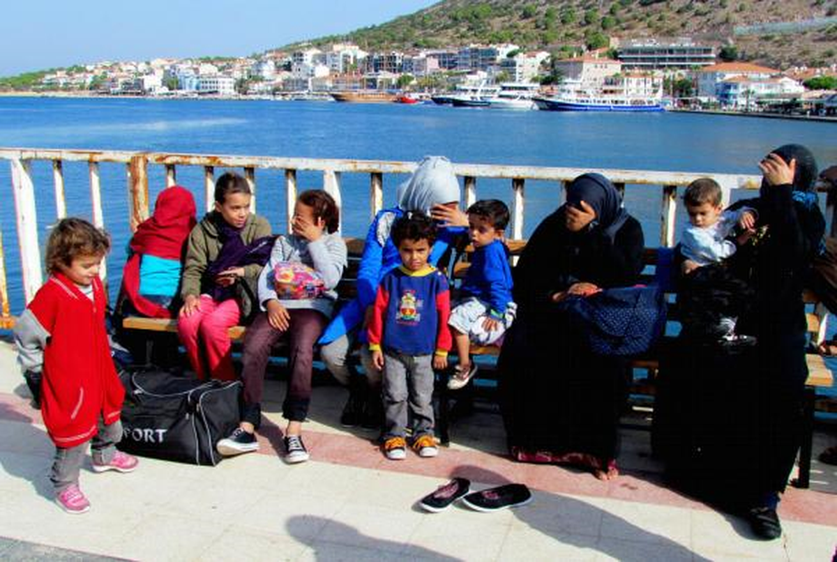 Çeşme\'de İki Botta Toplam 74 Kaçak Yakalandı
