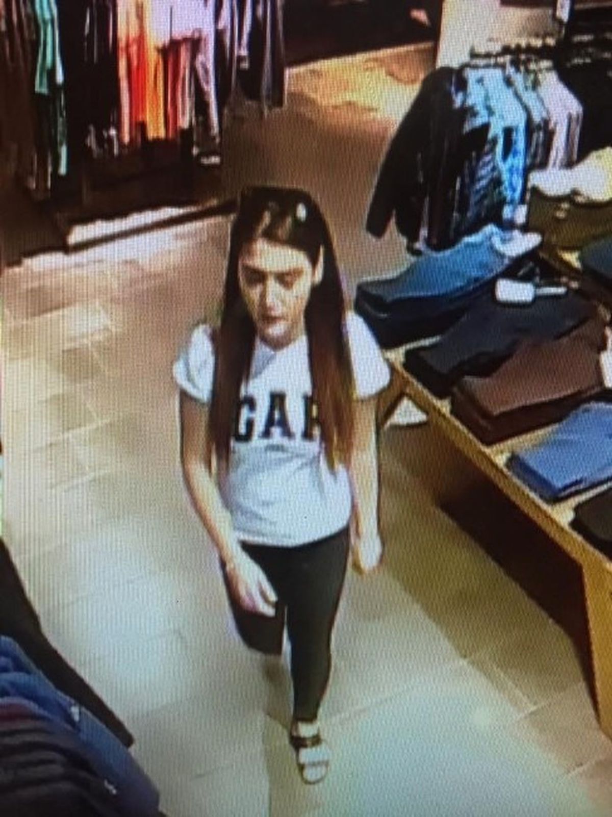 Diyarbakır\'da 2 Genç Kız 30 Saniyede 6 Parça Kıyafet Çaldı