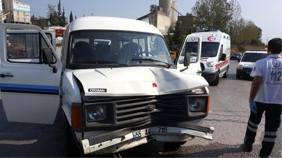 Samsun\'da Minibüs ile Kamyonet Çarpıştı: 5 Yaralı