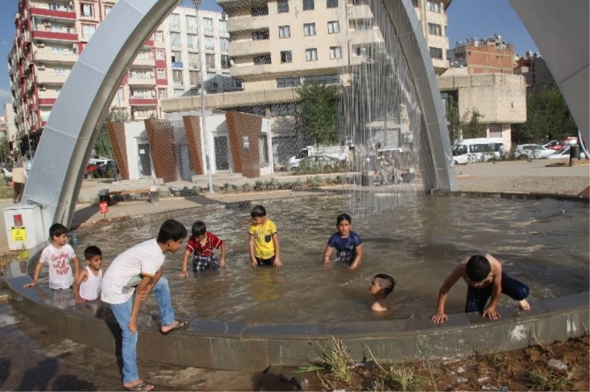 Sıcaktan Bunalan Çocuklar Süs Havuzlarında Serinledi