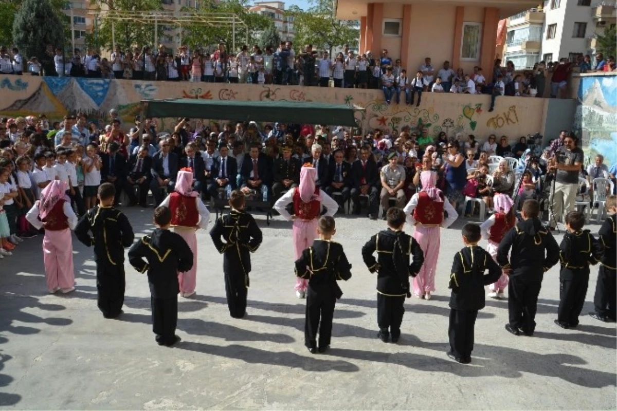 Aliağa\'da Yeni Eğitim-öğretim Yılına Coşkulu Tören