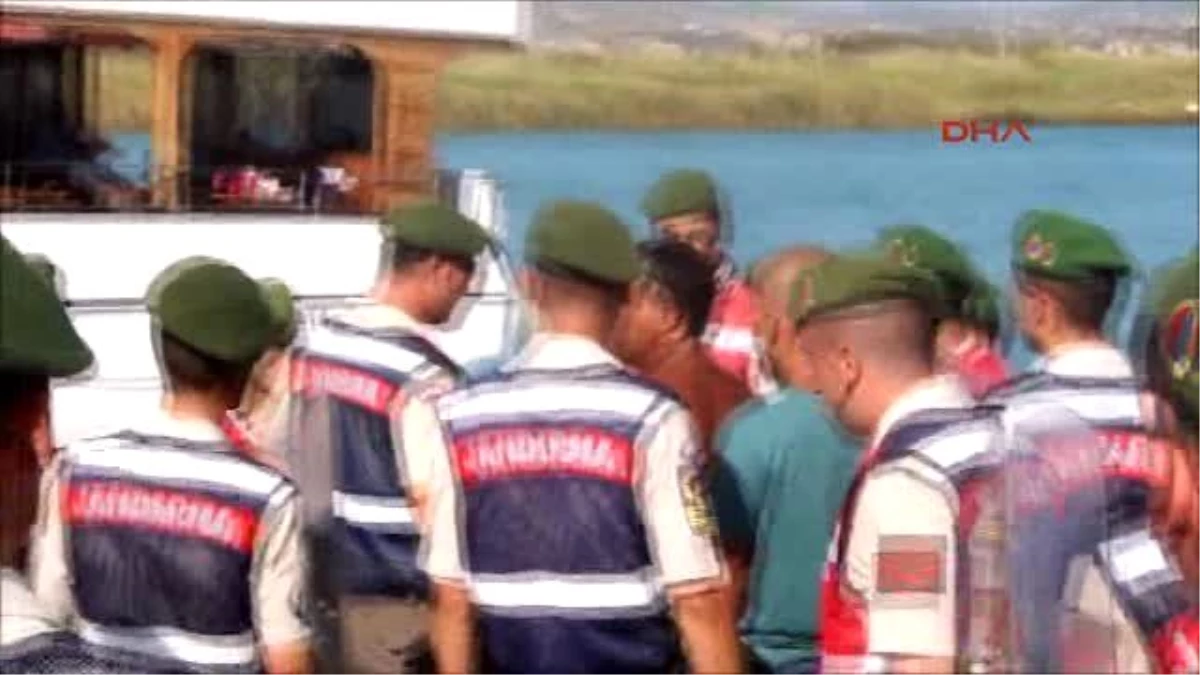 Antalya Manavgat\'ta Sahildeki Kaçak Yapılar Yıkıldı