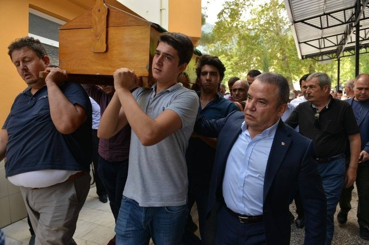 Başkan Böcek, Yarbaşçandır Muhtarı Utku\'yu Son Yolculuğunda Yalnız Bırakmadı