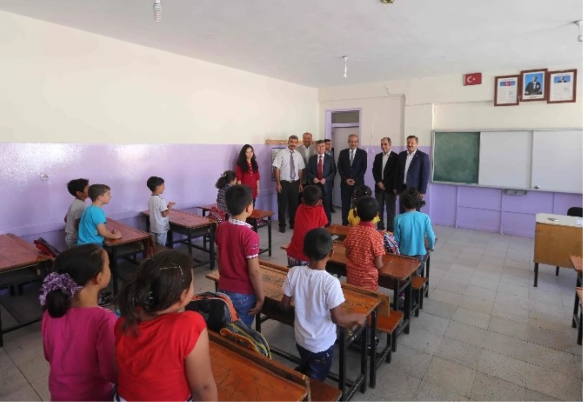 Başkan Demirkol, Ders Başı Yapan Öğrencilerin İlk Gününde Yalnız Bırakmadı