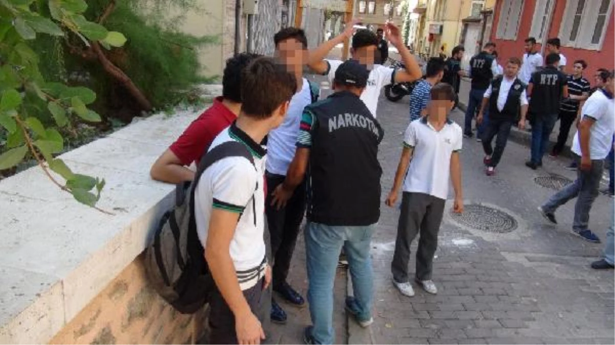 Bursa\'da Okul Önlerinde Uyuşturucu Önlemi