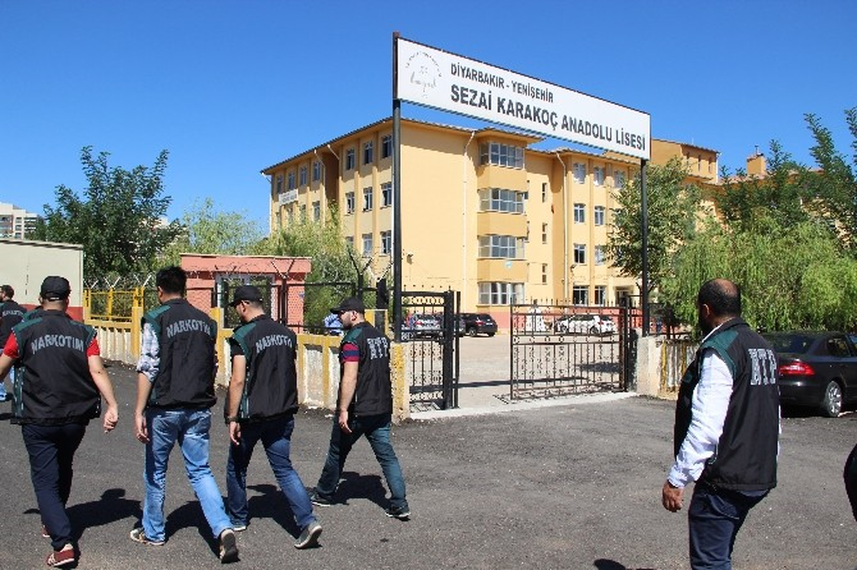 Diyarbakır\'da \'Narkotim\' Ekipleri Okul Önlerinde Uygulama Yaptı