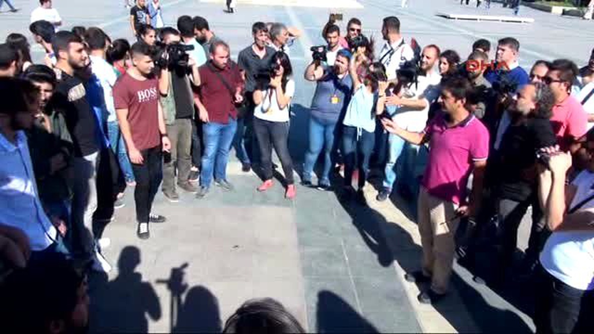 Diyarbakır\'da Öğretmenlerinin Açığa Alınmasını Protesto Eden Liseliler Gözaltına Alındı