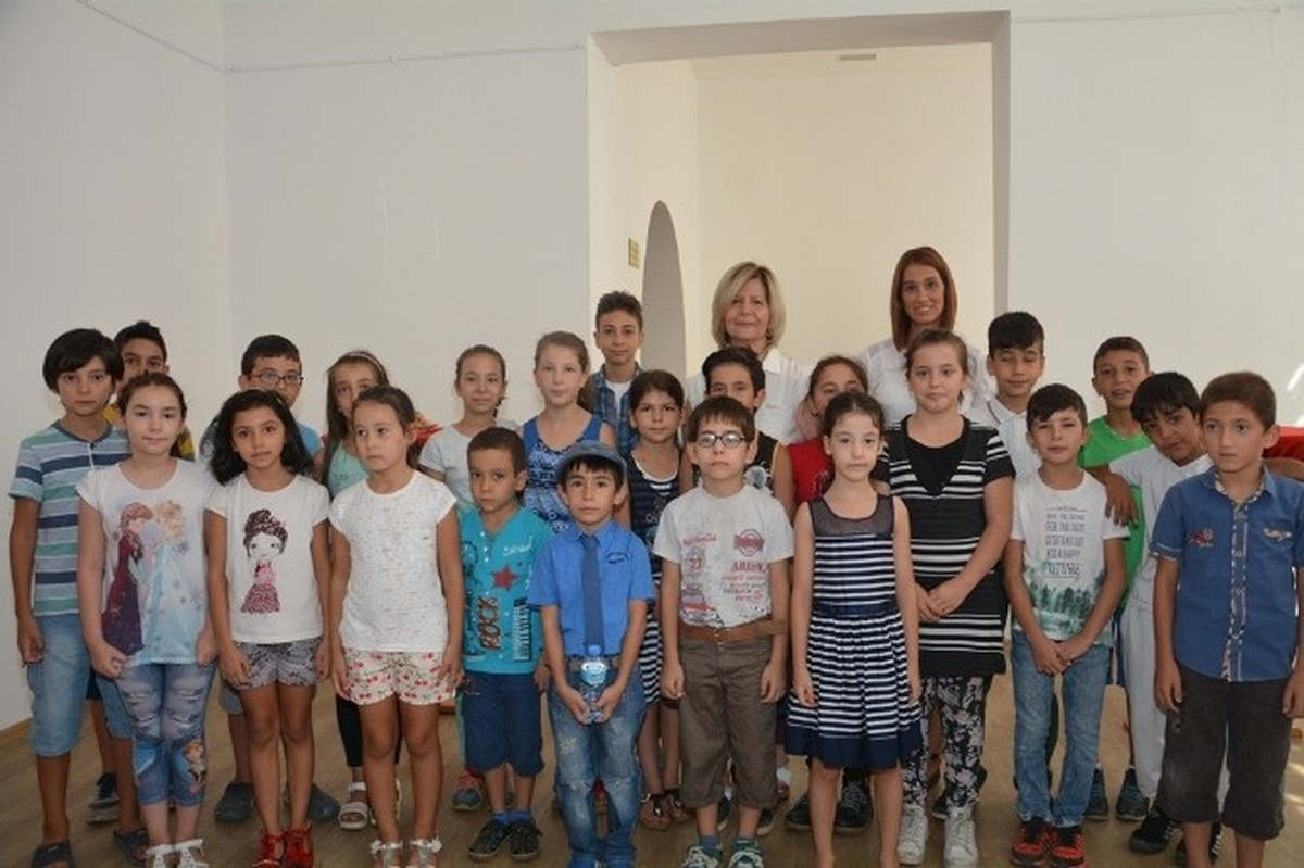 Efeler\'de Minik Eller Resim Sergisi Açtı
