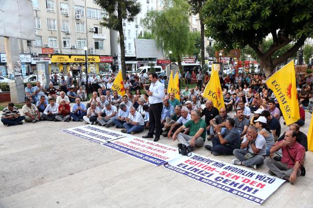 Eğitim-Sen, Öğretmenlerin Açığa Alınmasını Oturma Eylemiyle Protesto Etti