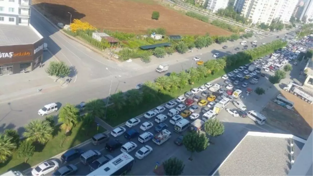Eğitim Trafiği Adana\'da İstanbul Trafiğini Yaşattı