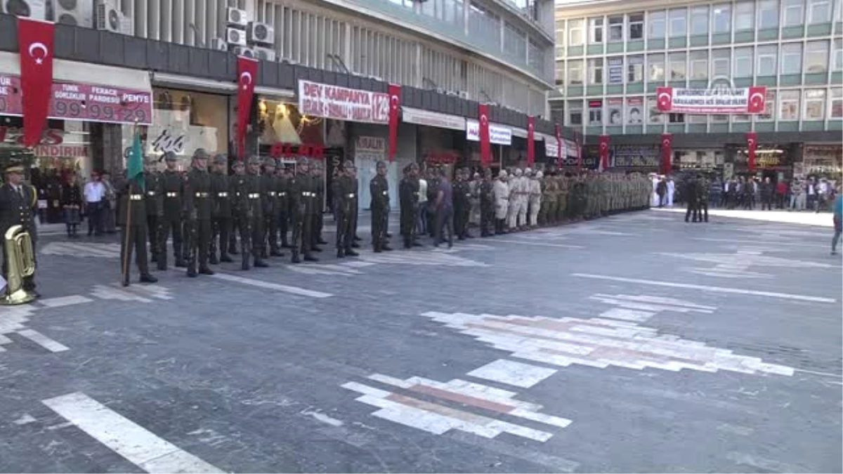 Gaziler Günü Dolayısıyla Ulus\'taki Atatürk Heykeli Önünde Tören Düzenlendi