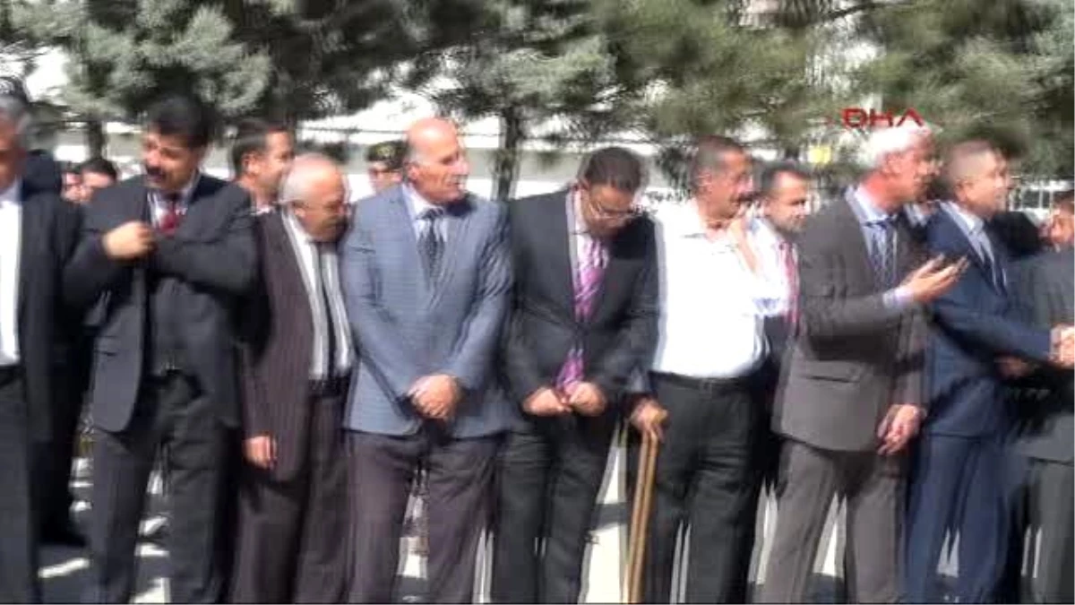 Hakkari\'de \'Gaziler Günü\' Kutlamasına Kayyum Belediye Başkanı Epcim de Katıldı