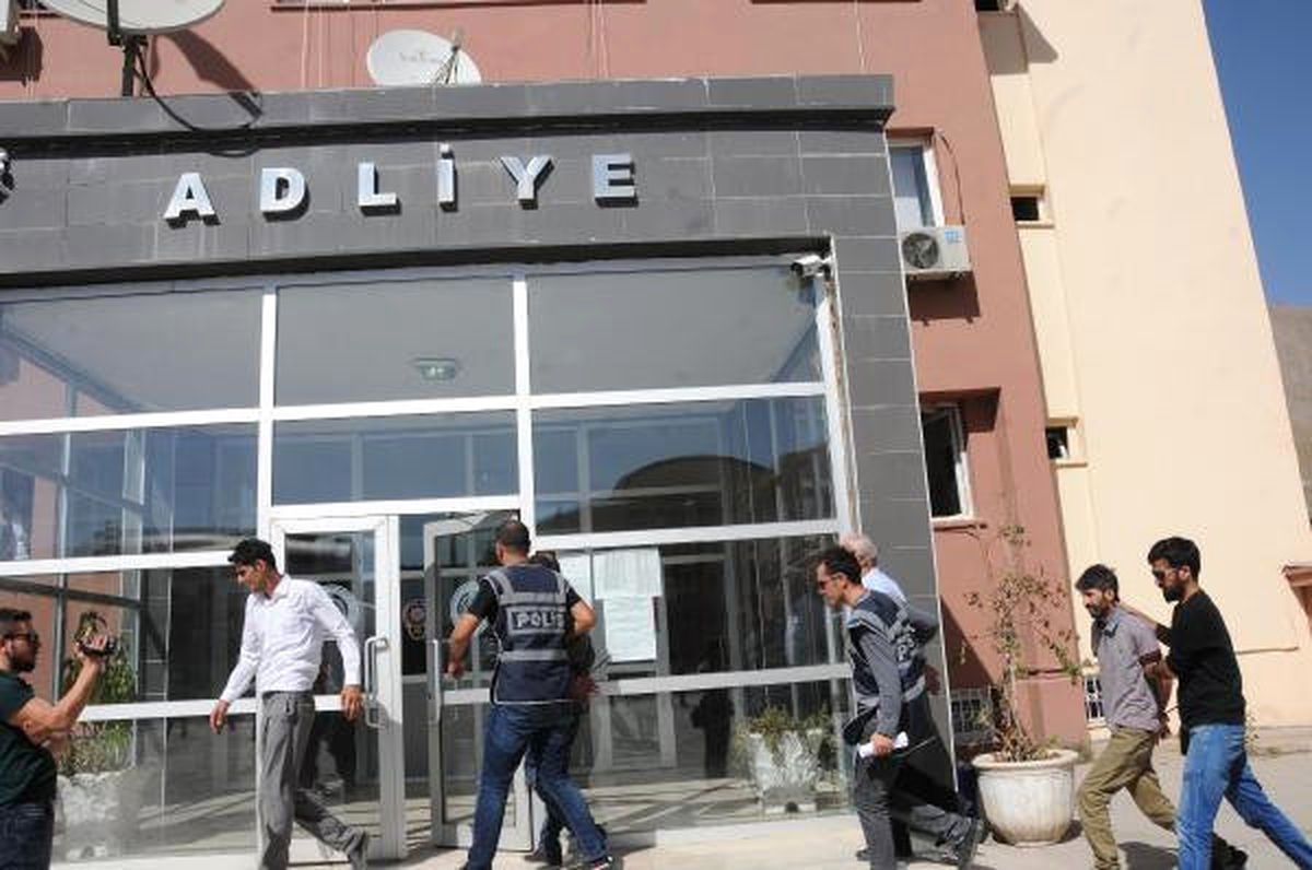 Hakkari\'de Gözaltına Alınan Belediye Eski Eş Başkanları Mahkemeye Çıkarıldı