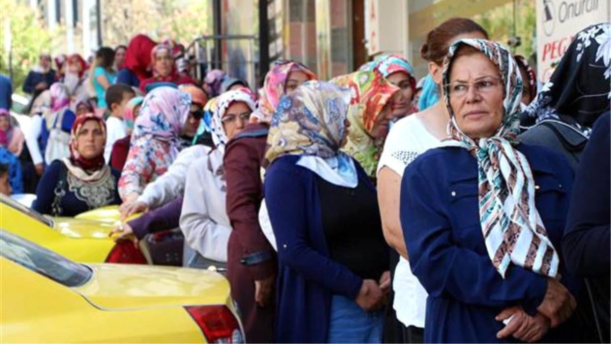 Maraş\'ta 579 Kişilik İşçi İlanına Başvuranlar Uzun Kuyruk Oluşturdu