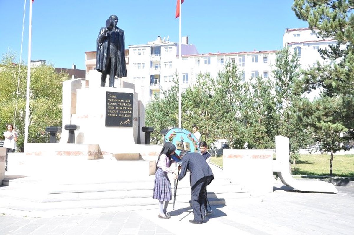 Kars\'ta 63 Bin Öğrenci İçin Zil Çaldı