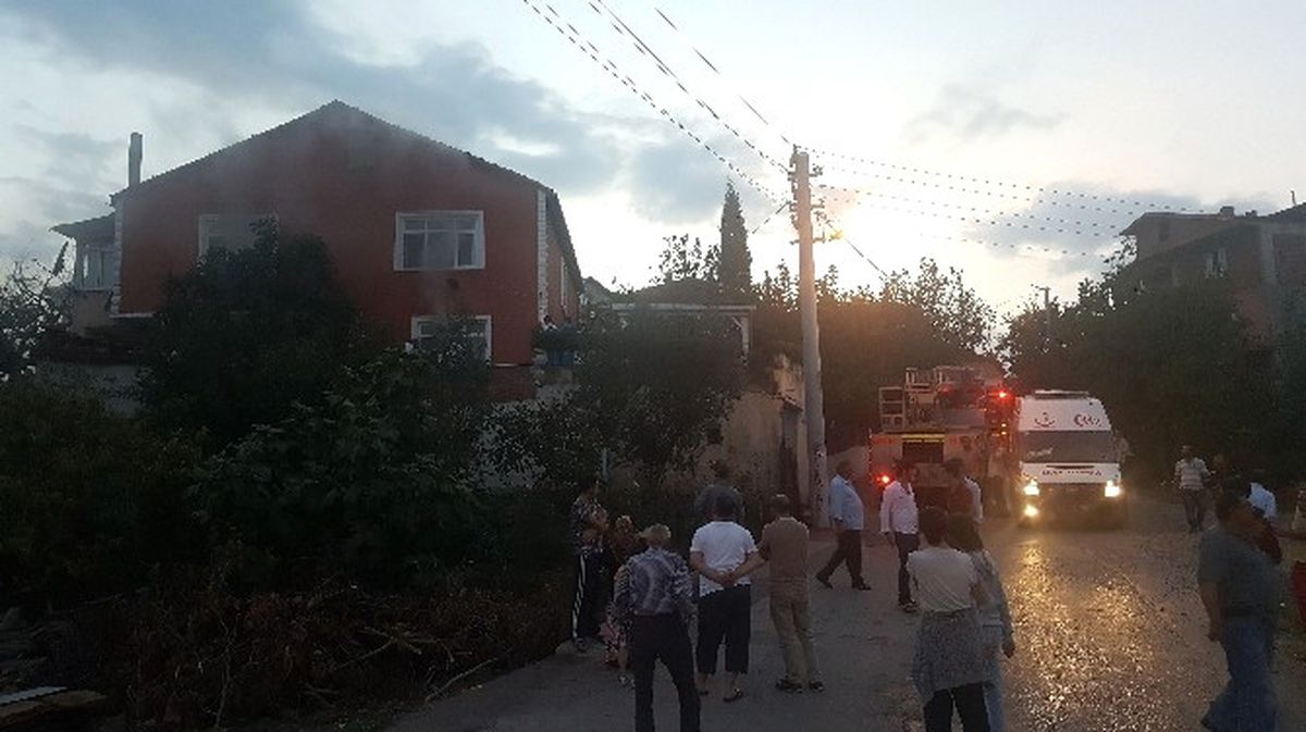 Kocaeli\'de Evde Çıkan Yangın Korkuttu