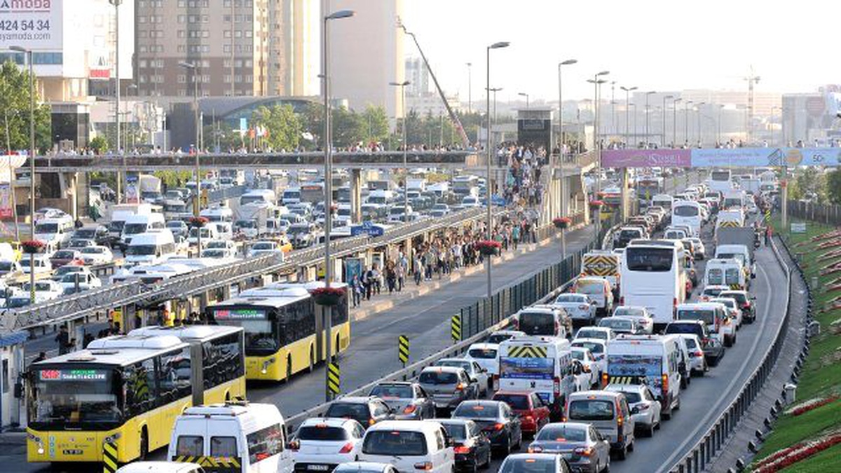 Okullar Açıldı, İstanbul Trafiği Kilitlendi