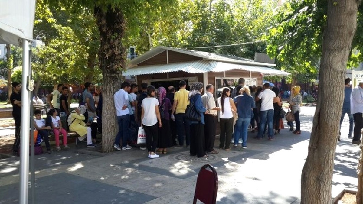 Okulların Açılmasıyla \'Yaman Kart\' Kuyruğu Uzadı