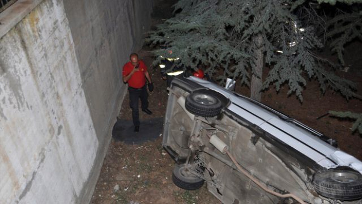 Okulun Bahçesine Otomobil Uçtu: 1 Yaralı