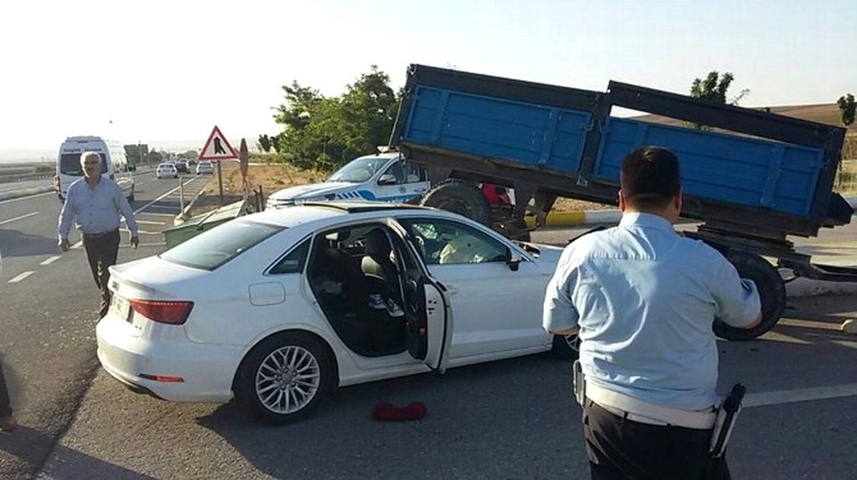 Otomobil Ekim Mibzerine Çarptı: 4 Yaralı