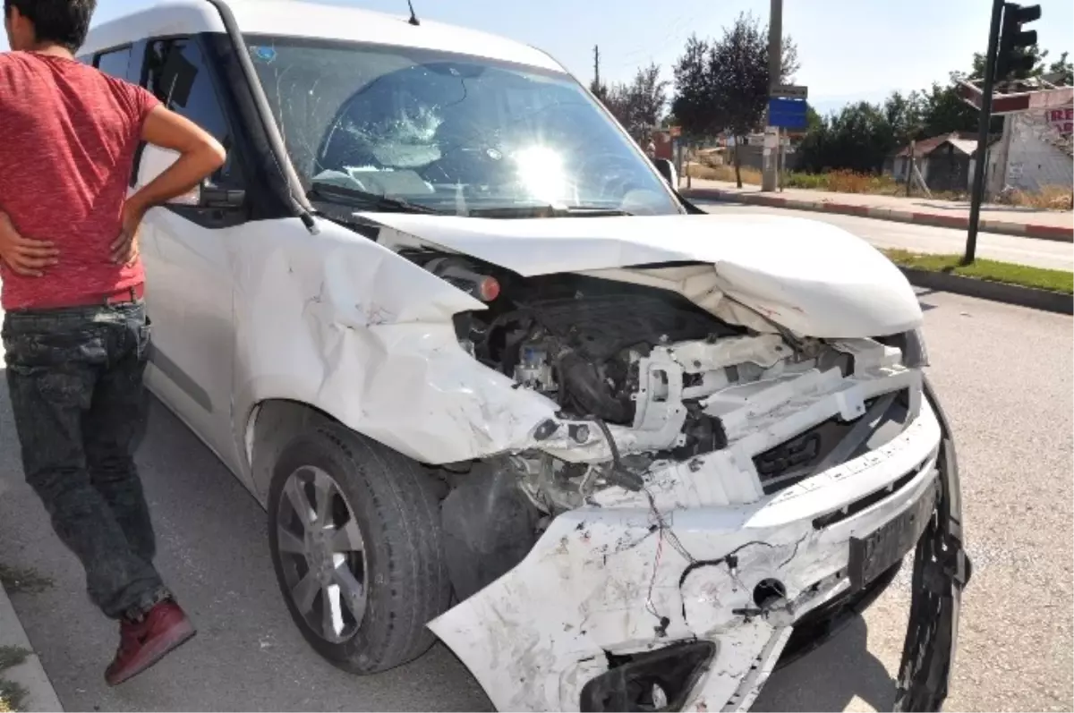 Polis Otosu Kaza Yaptı: 6 Yaralı