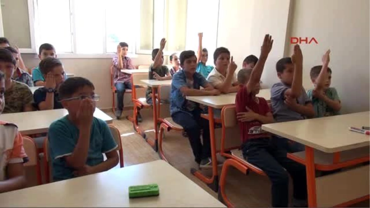 Reyhanlı\'daki Suriyeli Çocuklar Yeni Eğitim Yılına Başladı