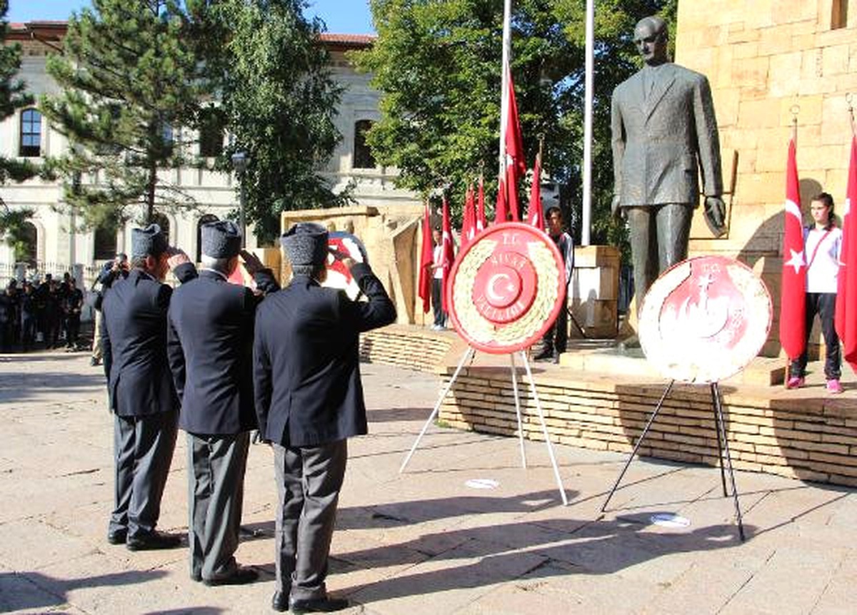 Sivas\'ta Gaziler Günü\'nde Şehit Mezarları Ziyaret Edildi