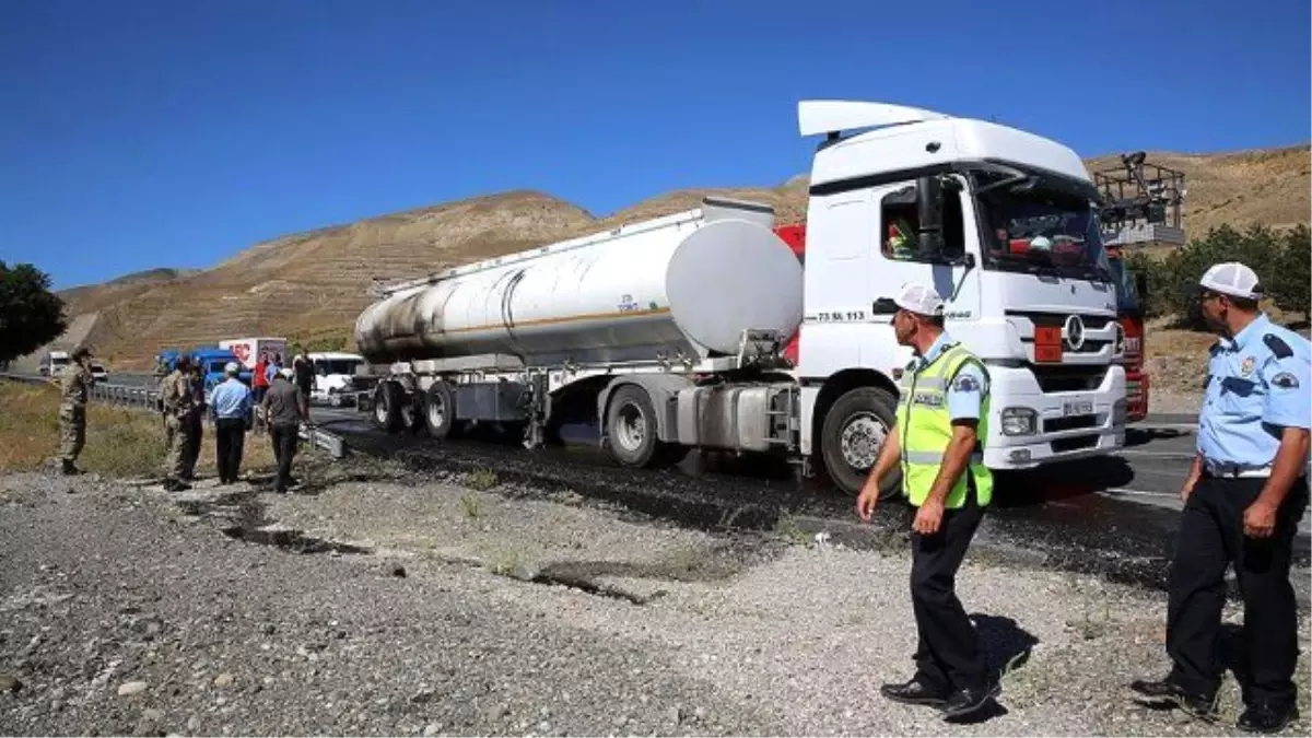 Tankerin Alev Alan Lastiklerini Trafik Polisleri Söndürdü