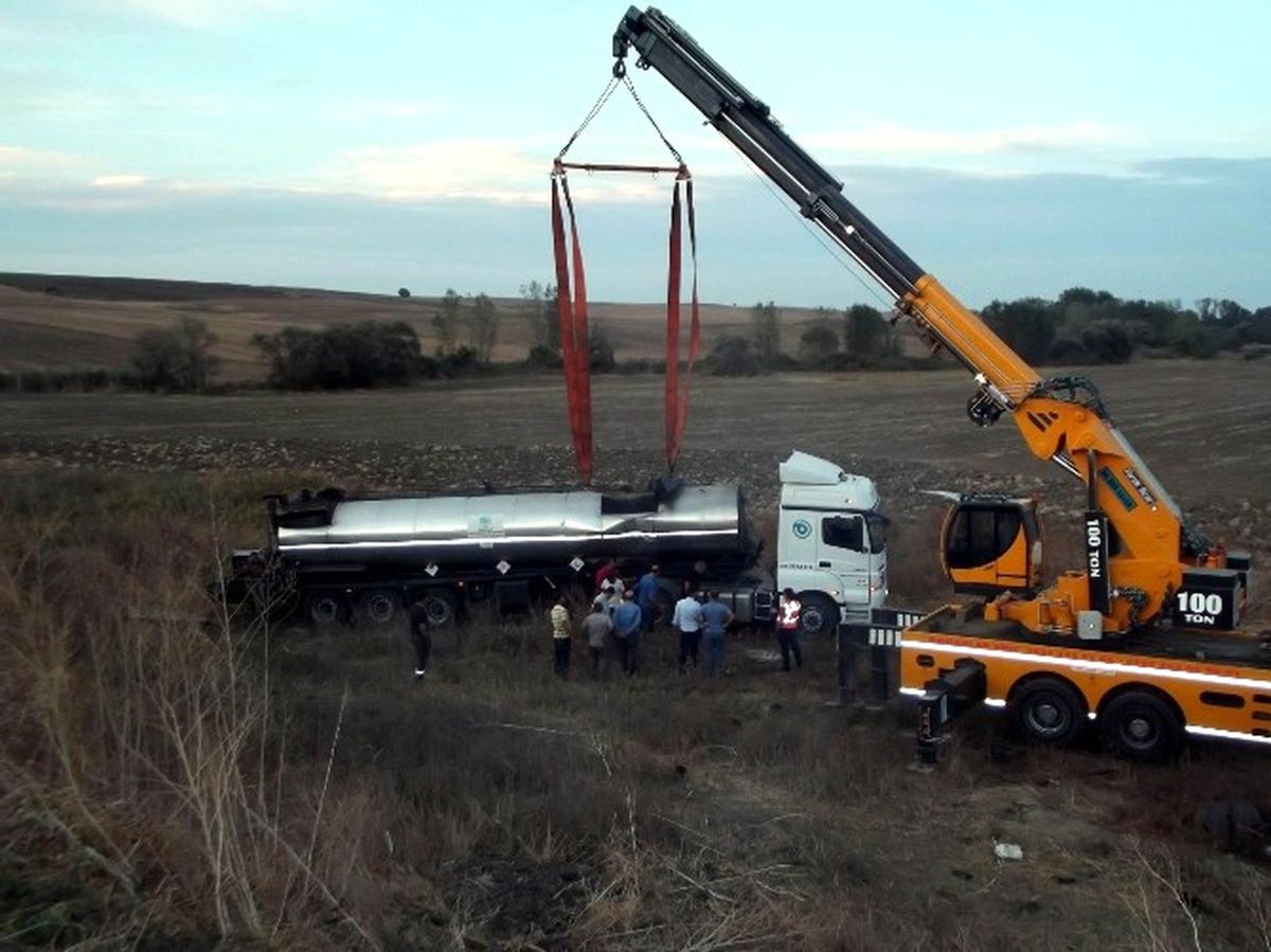 Tekirdağ\'da Tır Şarampole Yuvarlandı: 1 Yaralı