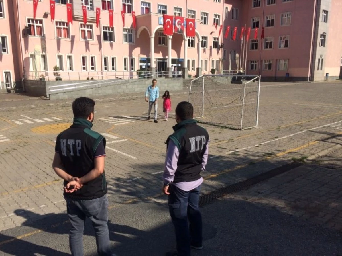 Trabzon\'da Okul Önlerinde Uyuşturucu Önlemi