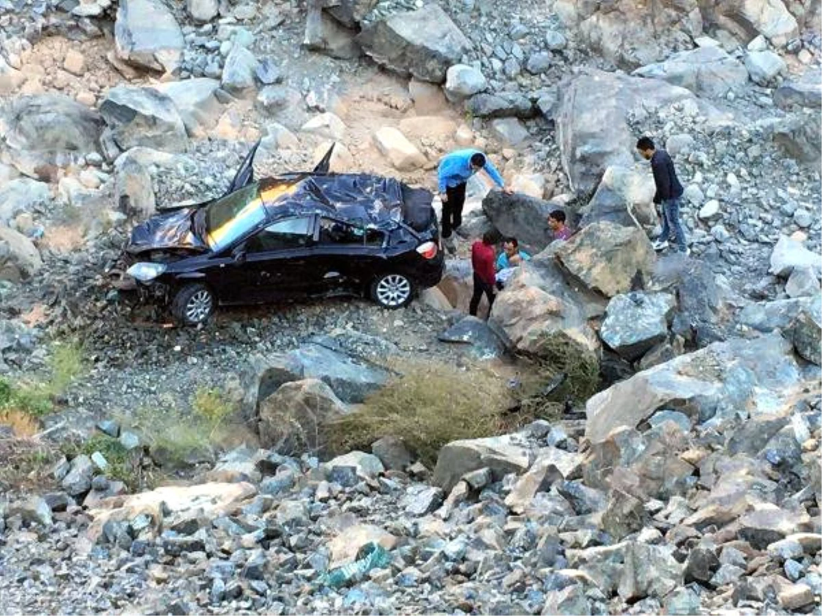 Uçuruma Yuvarlanan Otomobilde Baba Öldü, 2 Çocuğu Yaralandı