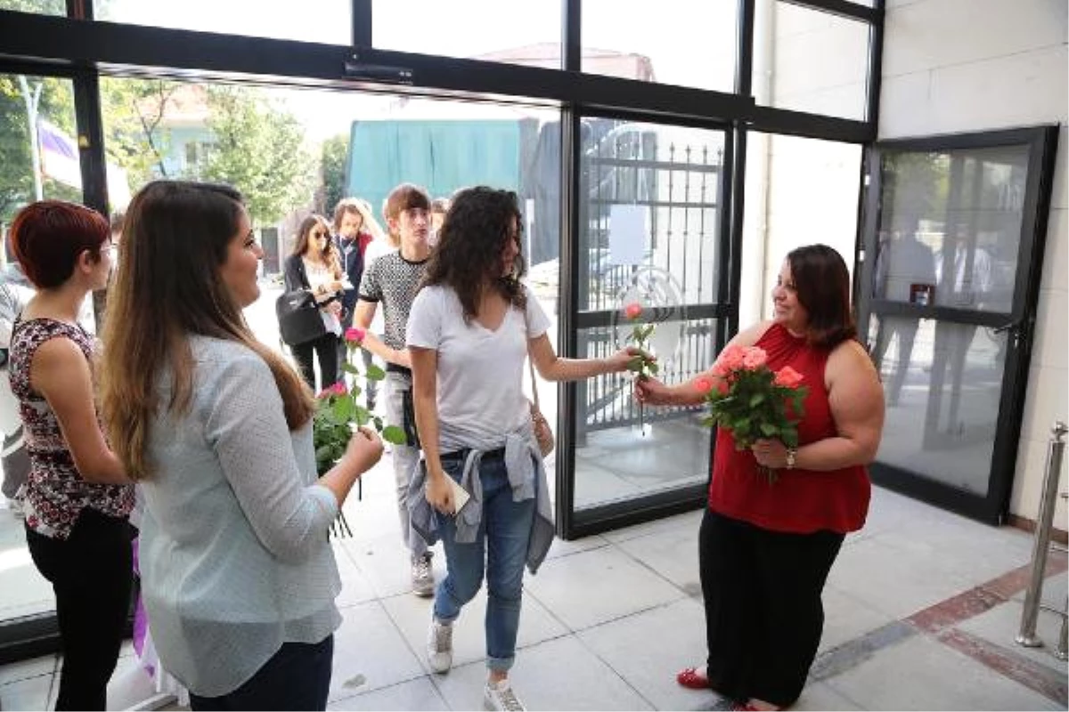 Üniversite Öğrencileri Çiçeklerle Karşılandı