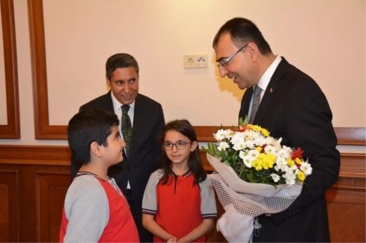 Vali Toprak Öğrencileri Makamında Kabul Etti